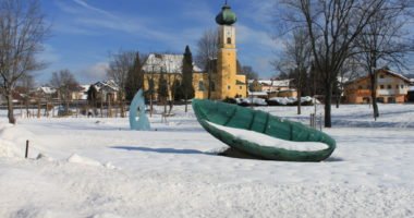 Glasarche und Kirche Frauenau