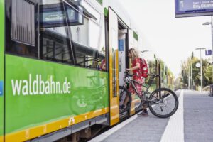 Radfahrer in Waldbahn Foto_Tourismusverband Ostbayern
