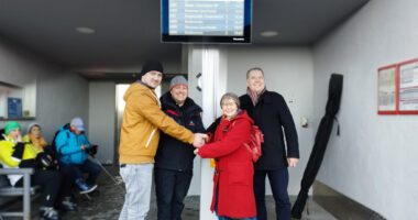 Gemeinsam für einen besseren ÖPNV. Im Bild, v.li.: Martin Haidn, Sachgebietsleiter ÖPNV im Landkreis Regen, Stefan Beywl, stellvertretender Betriebsleiter der Arber-Bergbahn, Christina Wibmer, GUTi-Koordinierungsstelle, Thomas Ederer, Sachgebietsleiter Mobilität im Landkreis Cham. Foto: Landratsamt Regen