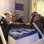 Große-Kinderaugen-und-Kinderfreuden-am-Skisimulator-Foto-Naturpark. © Hartwig Löfflmann