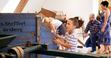 Mit Bus und Zug ins Museum