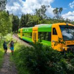 Waldbahn Wanderer winken dem Zug bei Bayerisch Kanada. Foto: © woidlifephotography