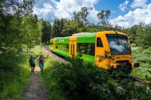 Waldbahn Wanderer winken dem Zug bei Bayerisch Kanada. Foto: © woidlifephotography