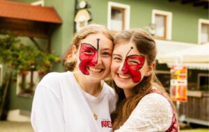So-a-Kirta Schmetterlingsmädchen Marktgemeinde Lam