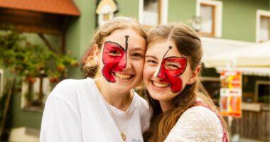 So-a-Kirta Schmetterlingsmädchen Marktgemeinde Lam